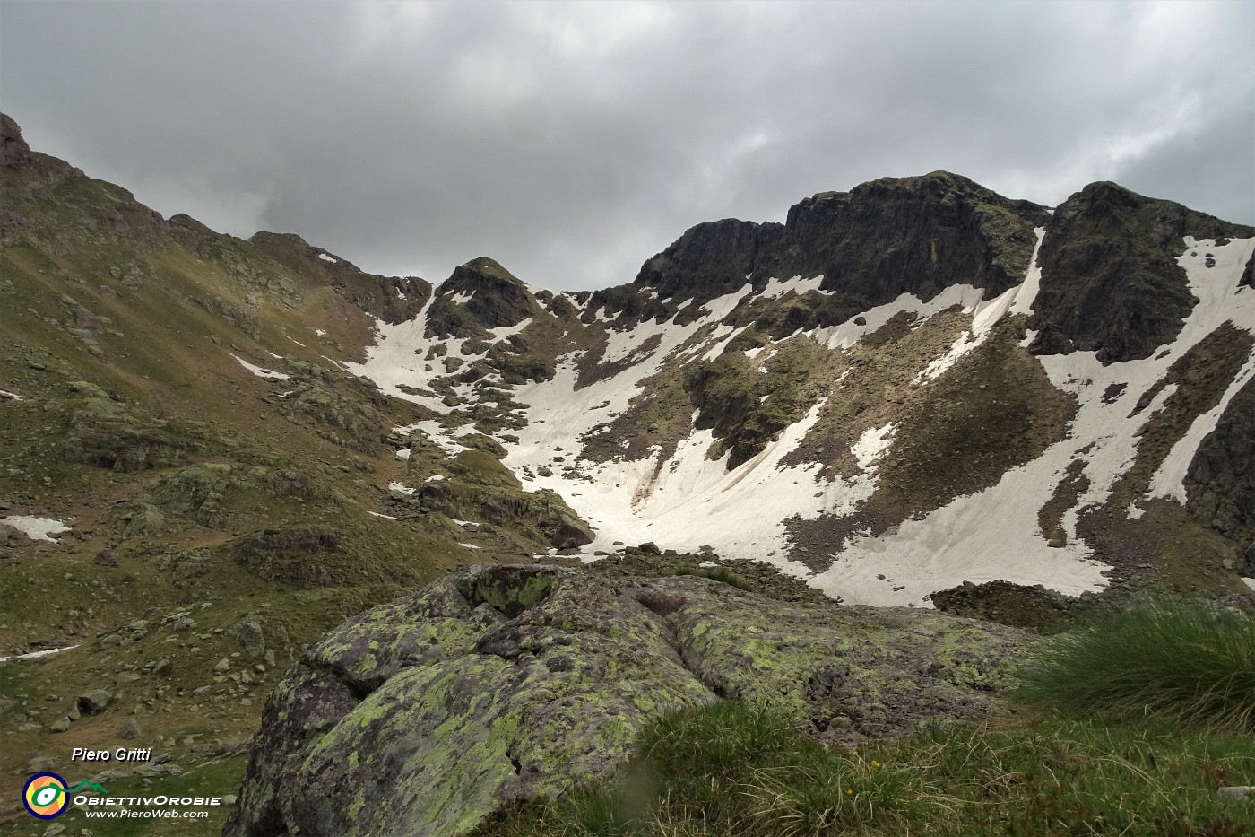 44 Appollaiato su questo cocuzzolo con vista panoramica mi godo un buon pranzetto al sacco.JPG